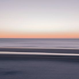 Abstract pastel roze grijze long exposure landschapsfotografie - Zomer strand en zee reisfotografie van Christa Stroo fotografie