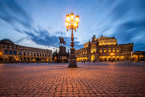 Blick auf die Semperoper Dresden zum Sonnenuntergang