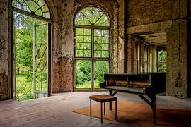 WAITING FOR THE PIANO MAN