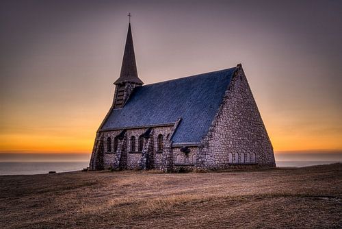 Notre Dame kapel in Etretat bij zonsondergang