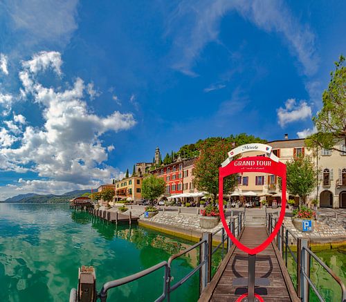 Het “Grand Tour of Switzerland sign” op een pier aan de oever van het meer van Lugano, Morcote, Tessin Ticino, Zwitserland