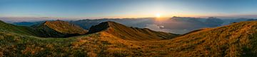Sonnenaufgang über dem Comer See vom Monte Bregagno von Leo Schindzielorz