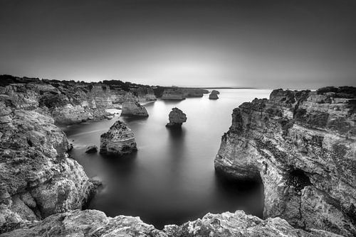 Paysage côtier de l'Algarve au Portugal. Image en noir et blanc.