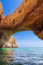 Porte rocheuse dans l'Algarve au Portugal
