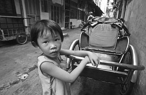 Kleines Mädchen am Cyclo in Ho-Chi-Minh-Stadt - analog - schwarzweiß