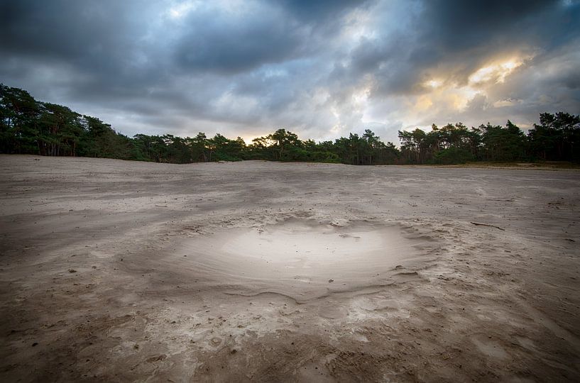 Krater in het zand van Mark Bolijn