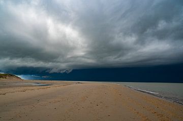 Lever de soleil orageux sur la plage de Texel sur Sjoerd van der Wal Photographie