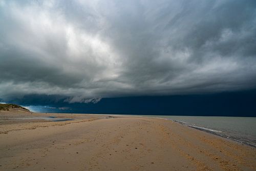 Texel stormachtige zonsopgang op het strand