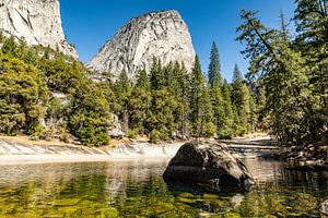 Der Naturpark ist bekannt für das Yosemite-Tal, ein Tal, das von Gletschern mit Granitfelsen gebilde