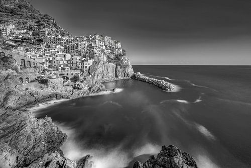 Manarola in de Cinque Terre in Italië in zwart-wit.