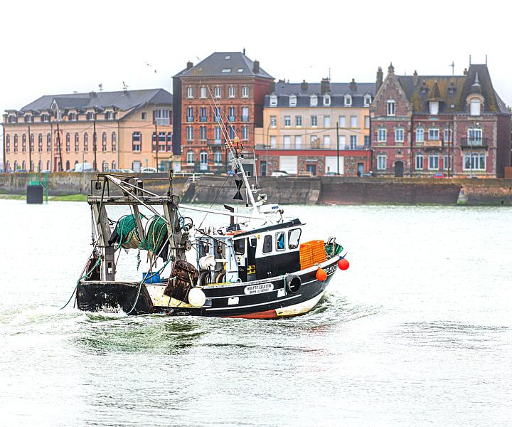Vissersbootje in de haven van Le Tréport-Frankrijk van Harrie Muis