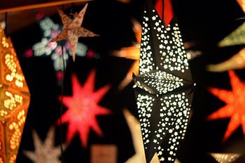 Lichtgevende kerststerren in allerlei kleuren en maten