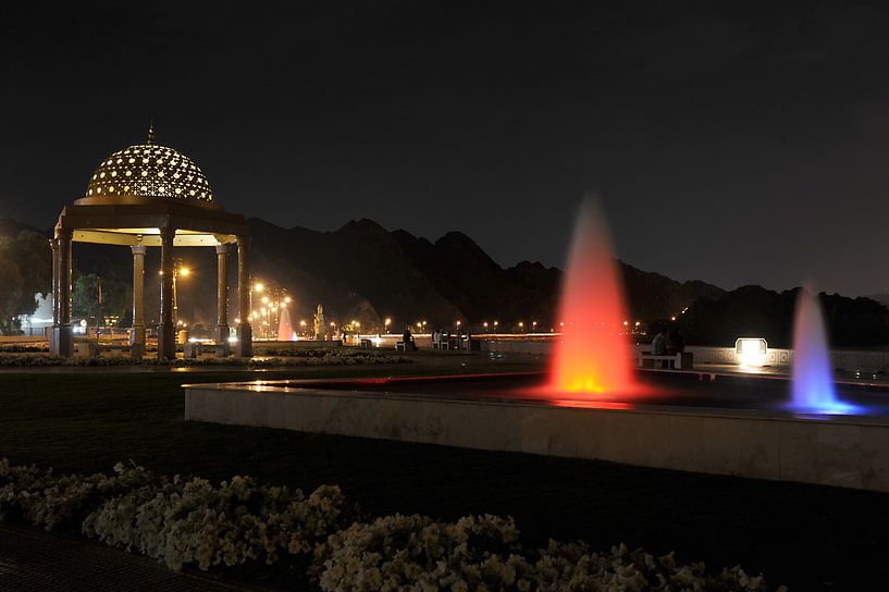 Avondsfeer aan de waterkant in Muscat (Oman) van Alphapics