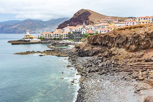 Küstendorf in Madeira mit Meer Strand und Berge