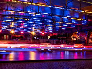Des voitures bots à la foire. Timelapse lightpaint.