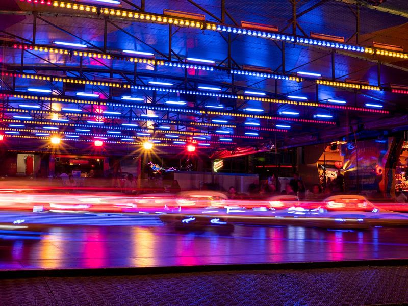 Botsauto's op de kermis. Timelapse lightpaint. van Robin Jongerden