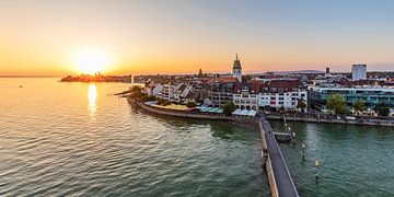 Panorama Friedrichshafen aan het Bodenmeer bij zonsondergang van Werner Dieterich