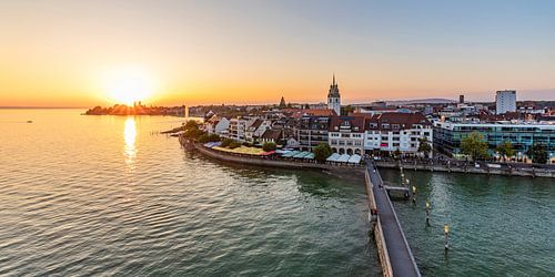 Panorama de Friedrichshafen sur le lac de Constance au coucher du soleil