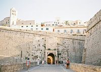 Ibiza stad toegangspoort | Analoge reisfotografie op print | Moderne muurkunst gemaakt in Ibiza, Spa