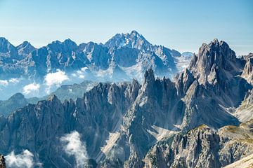 Bergblick auf die schroffen Berge Cima Cadina di San Lucano und Antelao von Leo Schindzielorz