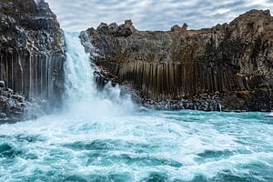 De krachtige Aldeyjarfoss in Noord IJsland van Gerry van Roosmalen