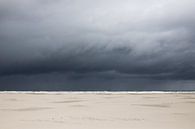 Une plage blanche avec des nuages sombres sur le teschelling par Karijn | Fine art Natuur en Reis Fotografie Aperçu