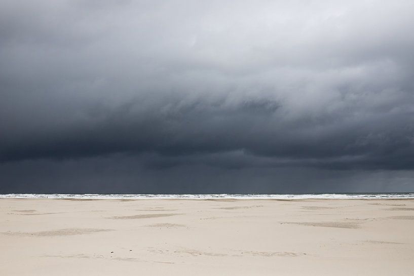 Witte strand met donkere wolken op teschelling van Karijn | Fine art Natuur en Reis Fotografie