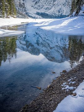 Ein Berggipfel spiegelt sich im Pragser Wildsee