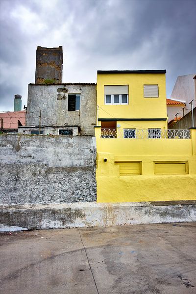 Colorful yellow house dark clouds par Jan Brons