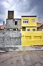 Colorful yellow house dark clouds par Jan Brons Aperçu