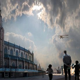 Haarlem . Fokker vliegt boven de Grote Markt van Aad Trompert