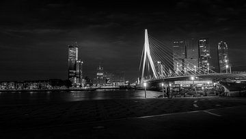 Stadsgezicht Rotterdam Erasmusbrug Zwart-Wit van Rob Baken