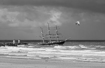 Three-master sails away from Scheveningen harbour by Marian Sintemaartensdijk