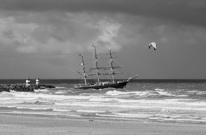 Dreimaster segelt aus dem Hafen von Scheveningen von Marian Sintemaartensdijk