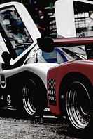 Racecars met vleugeldeuren op het circuit