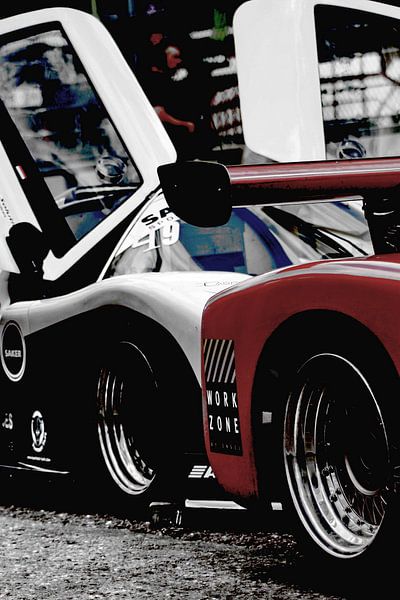 Racecars met vleugeldeuren op het circuit by Assia Hiemstra