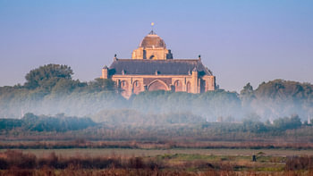 Mistbank voor de zonnige Grote Kerk van Veere