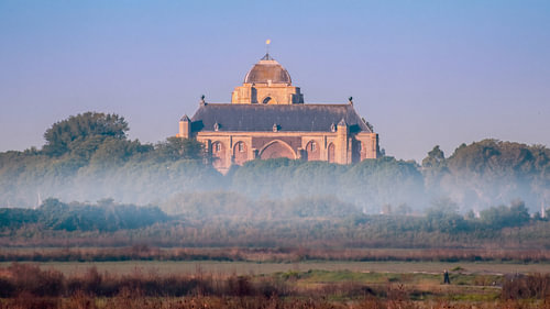 Nebelbank vor der sonnigen Grote Kerk in Veere