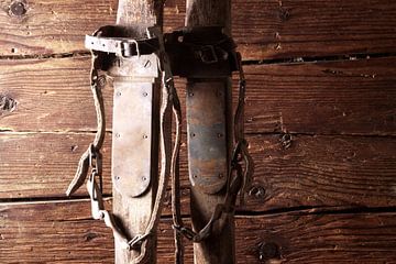 vieux skis en bois