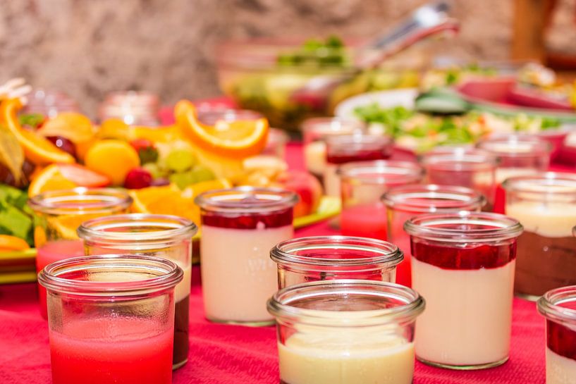 Variété de desserts avec arrangement de fruits par Mixed media vector arts