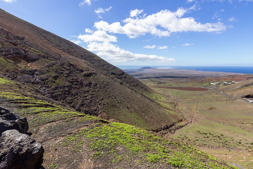 Vulkaanlandschap in het zuiden van Lanzarote van Reiner Conrad