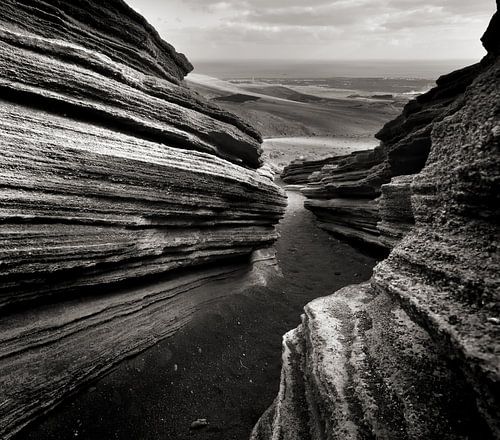 Las Grietas Canyon Lanzarote black and white van Riekus Reinders