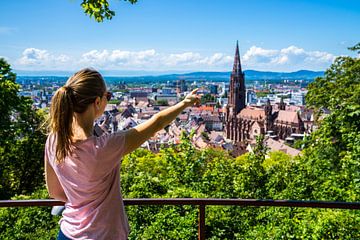 Duitsland, Jong Blond schoonheidsmeisje boven freiburg im breisgau münster stadsgezicht panorama van adventure-photos