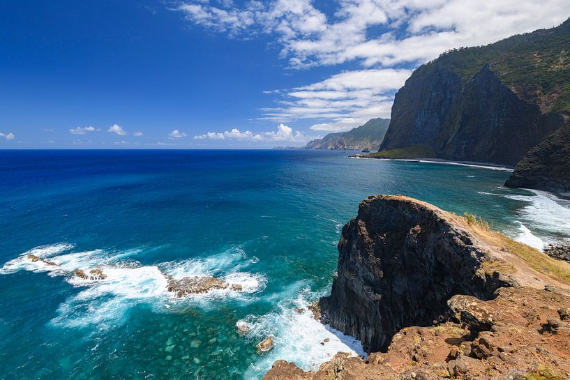Les vagues frappant la côte nord de l'île de Madère par Sjoerd van der Wal Photographie