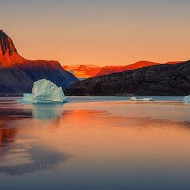 Lever de soleil dans le fjord de Røde, Scoresby Sund sur Henk Meijer Photography