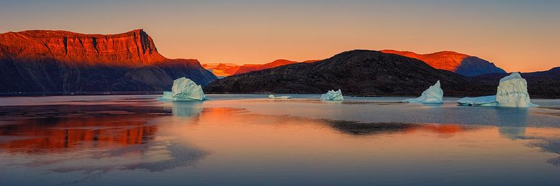 Sunrise in the Røde Fjord, Scoresby Sund by Henk Meijer Photography