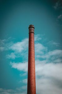 Der Schornstein ragt in den Himmel von Roel Timmermans