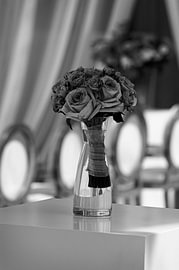 Romantischer rosa Rosenstrauß als Tischdeko in Glasvase für elegante Events, Hochzeitstisch in Schwa