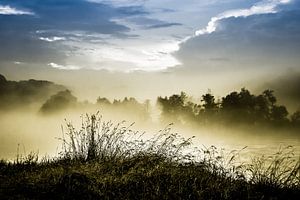 Nebel am Fluß van Holger Debek