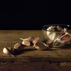 Still life of garlic by Jolande van den Heuvel